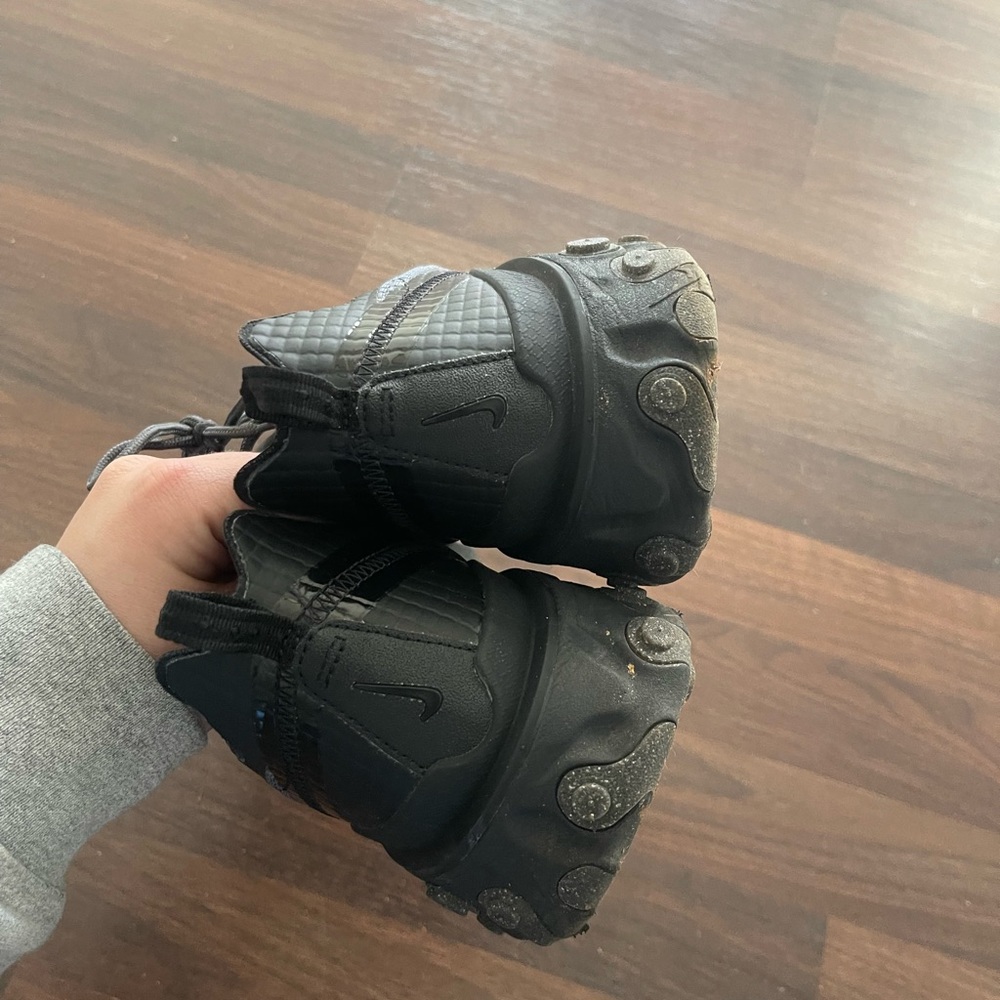 Black Nike React - image 3